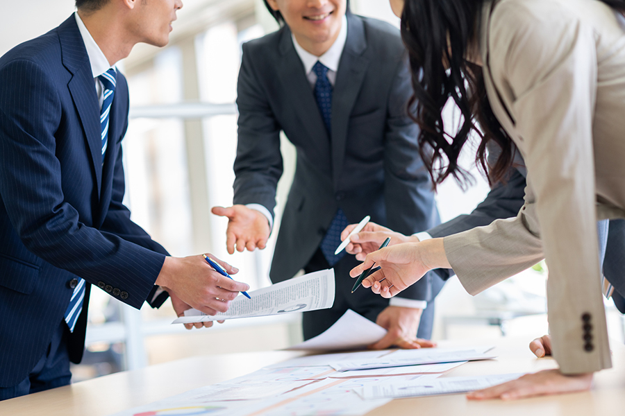 打ち合わせをするスタッフ